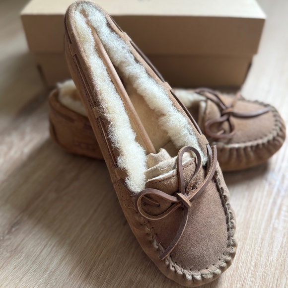 NIB UGG MOCCASSIN SLIPPERS - Picture 1 of 3